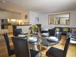 Cottage | Private kitchen | Stovetop, dishwasher, highchair, cookware/dishes/utensils - 8 The Pottery (Dartmouth)