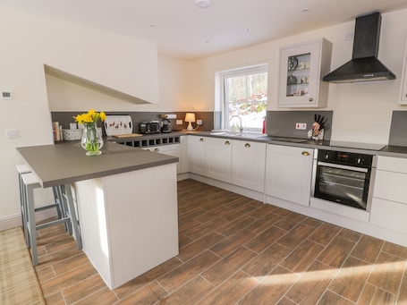 Cottage | Private kitchen | Fridge, microwave, stovetop, dishwasher