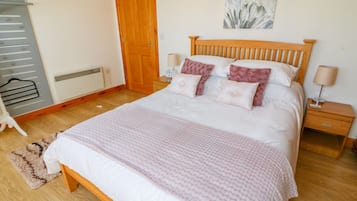 Cottage | 2 bedrooms, individually decorated, individually furnished, free WiFi