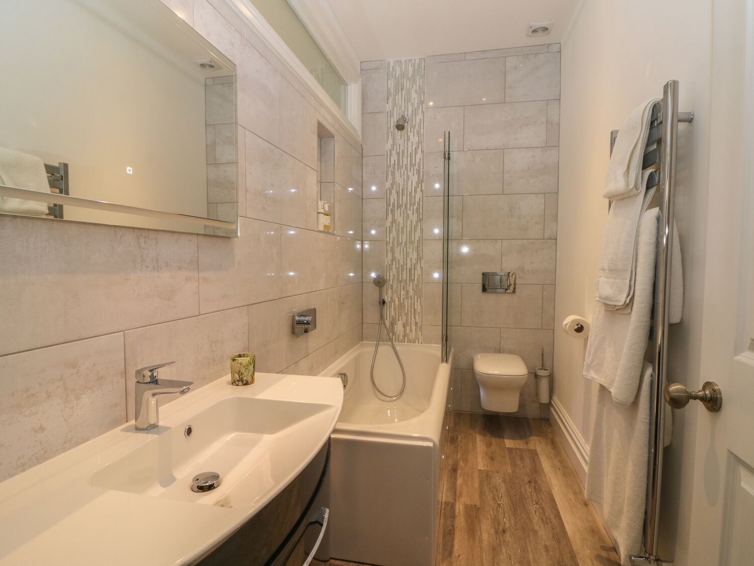 Une salle de bain moderne avec un grand lavabo, une baignoire et une douche.