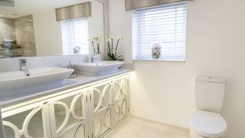 Cottage | Bathroom | Shower