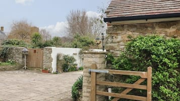 Cottage | Property grounds