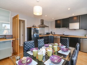 Småhus | Eget kjøkken | Oppvaskmaskin, høy barnestol og kjøkkenutstyr