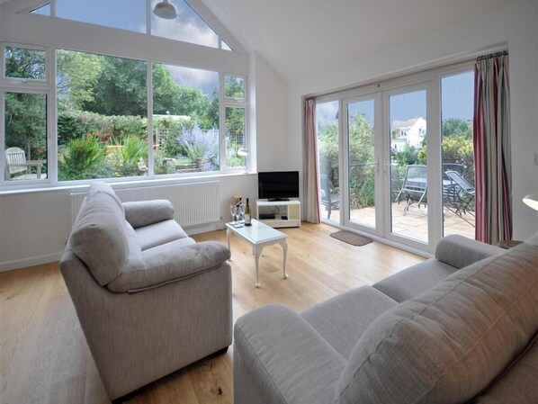 TV - Pebbles (Bridport)