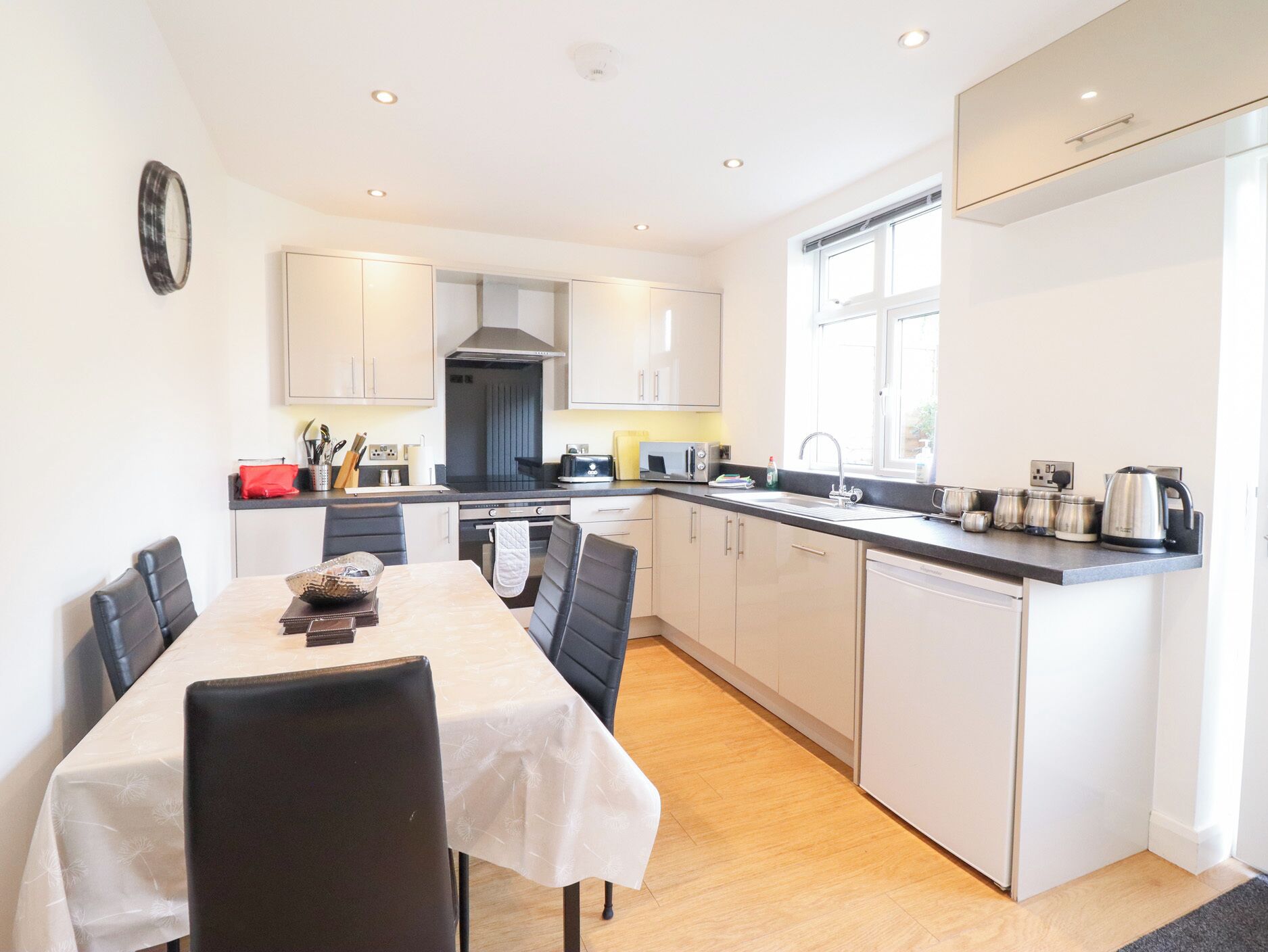 Cottage | Private kitchen | Electric kettle, toaster, high chair, cookware/dishes/utensils