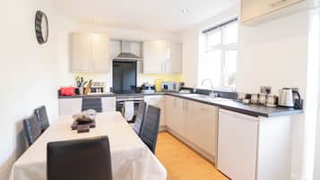 Cottage | Private kitchen | Electric kettle, toaster, high chair, cookware/dishes/utensils