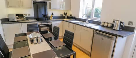 Casa de campo | Cocina privada | Tetera eléctrica, tostadora, periquera y utensilios de cocina