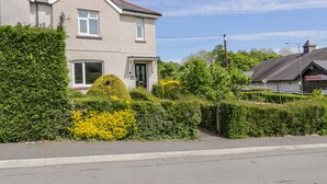 Una casa a due piani con un giardino antistante, una cassetta postale ben visibile e il cartello Europar sullo sfondo.