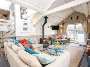 コテージ | リビング エリア | テレビ、DVD プレーヤー