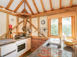 Cottage | Private kitchen | Stovetop, dishwasher, cookware/dishes/utensils