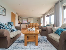 คอทเทจ | บริเวณนั่งเล่น | ทีวี