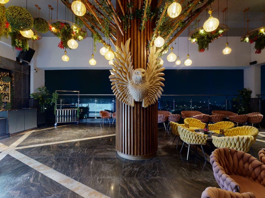 Breakfast, lunch, dinner served; international cuisine