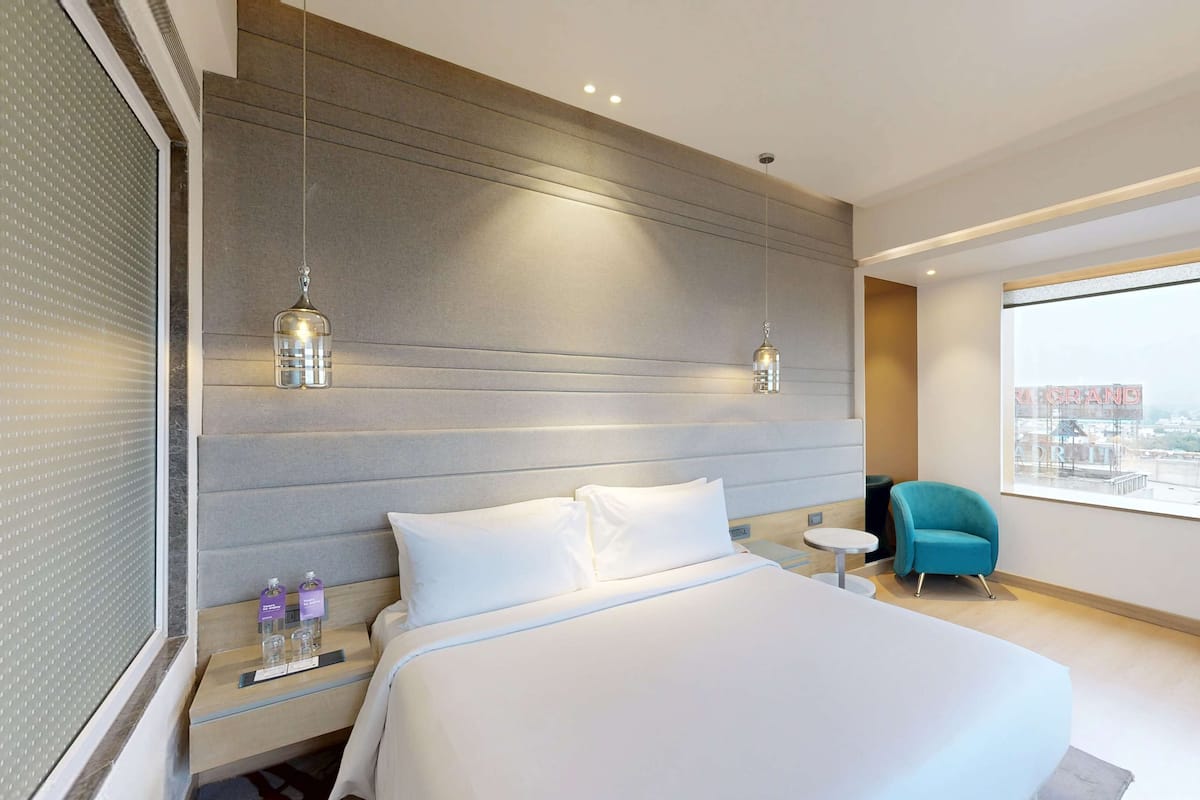 Deluxe kamer | 1 slaapkamer, een minibar, een kluis op de kamer, een bureau