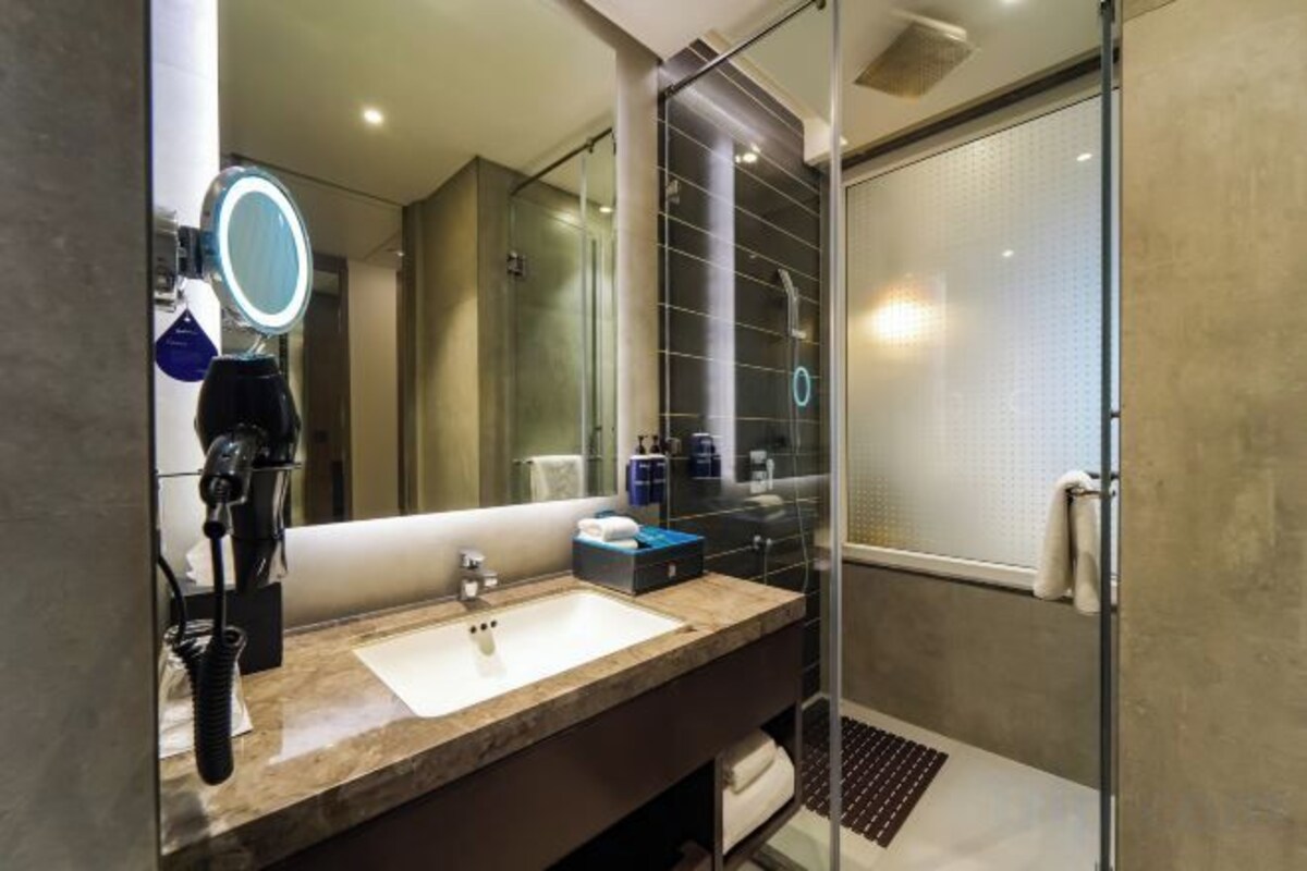 Shower, rainfall showerhead, free toiletries, hair dryer