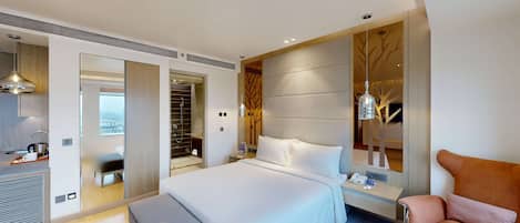 Classic Suite | Minibar, in-room safe, desk, laptop workspace