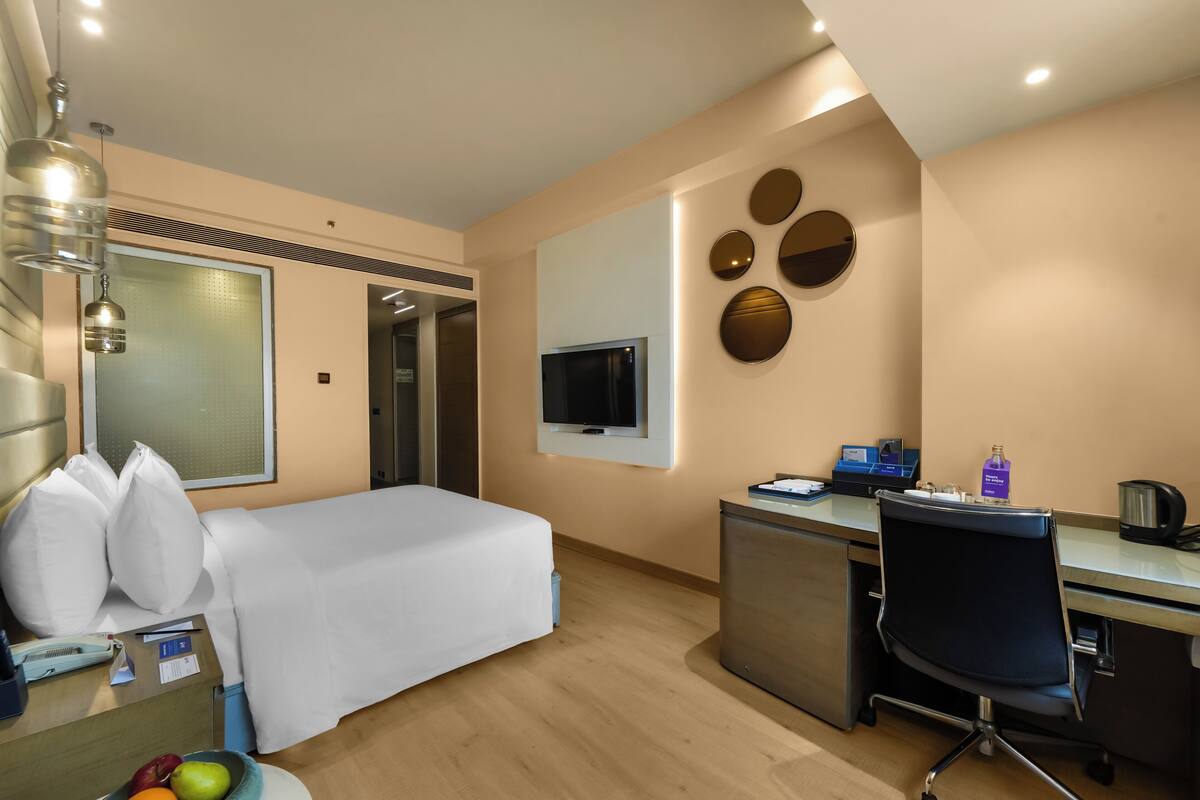 Minibar, coffres-forts dans les chambres, bureau