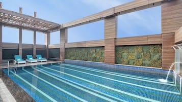Kolam renang outdoor, dengan kursi berjemur