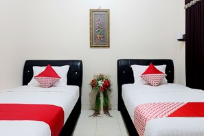 Habitación estándar con 2 camas individuales | Escritorio, wifi gratis y ropa de cama