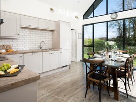 Cottage | Private kitchen | Dishwasher, electric kettle, toaster, high chair