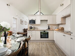 Cottage | Private kitchen - Lambs Lodge (Bamburgh)
