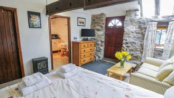 1 bedroom, individually decorated, individually furnished, free WiFi