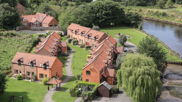 A residential area with terraced houses, a river, and a park. - Fauna's Corner (Whitby)