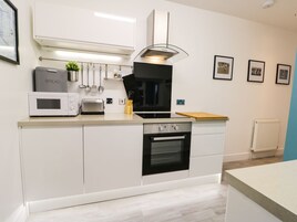 Refrigerador, microondas, placa de cocina, lavavajillas