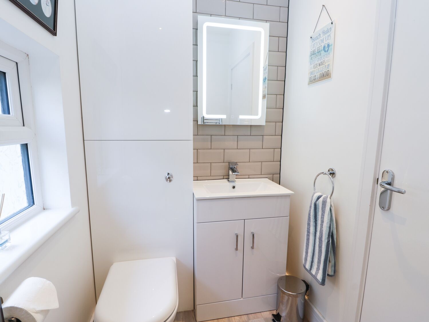 Un bagno con servizi igienici, lavandino e specchio.
