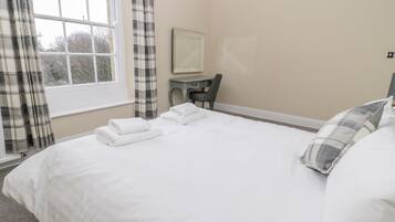 Cottage | 2 bedrooms, individually decorated, individually furnished, free WiFi