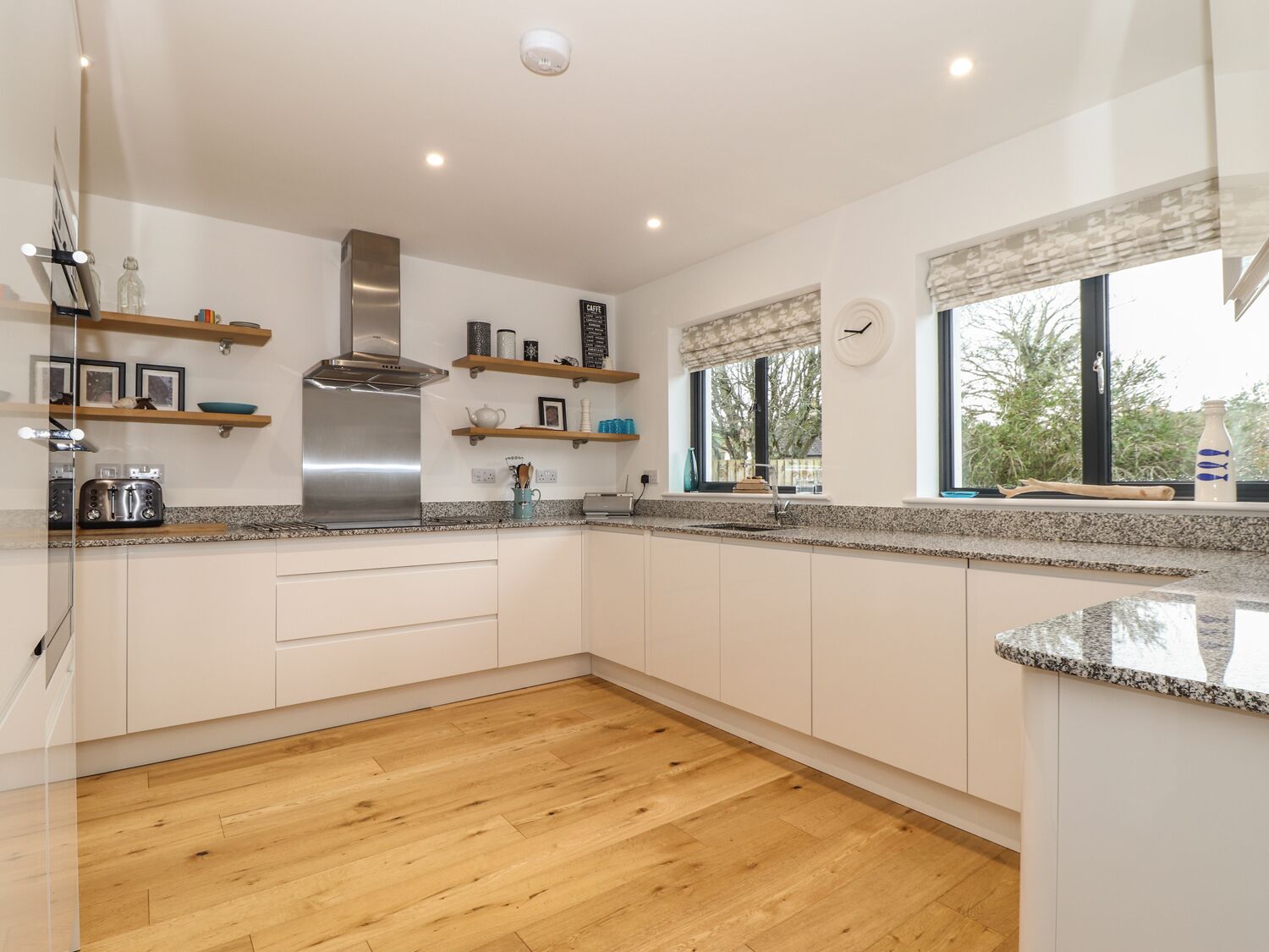 คอทเทจ | ครัวส่วนตัว | เครื่องล้างจาน, เก้าอี้กินข้าวสำหรับเด็ก, เครื่องครัว/จาน/ช้อนส้อม