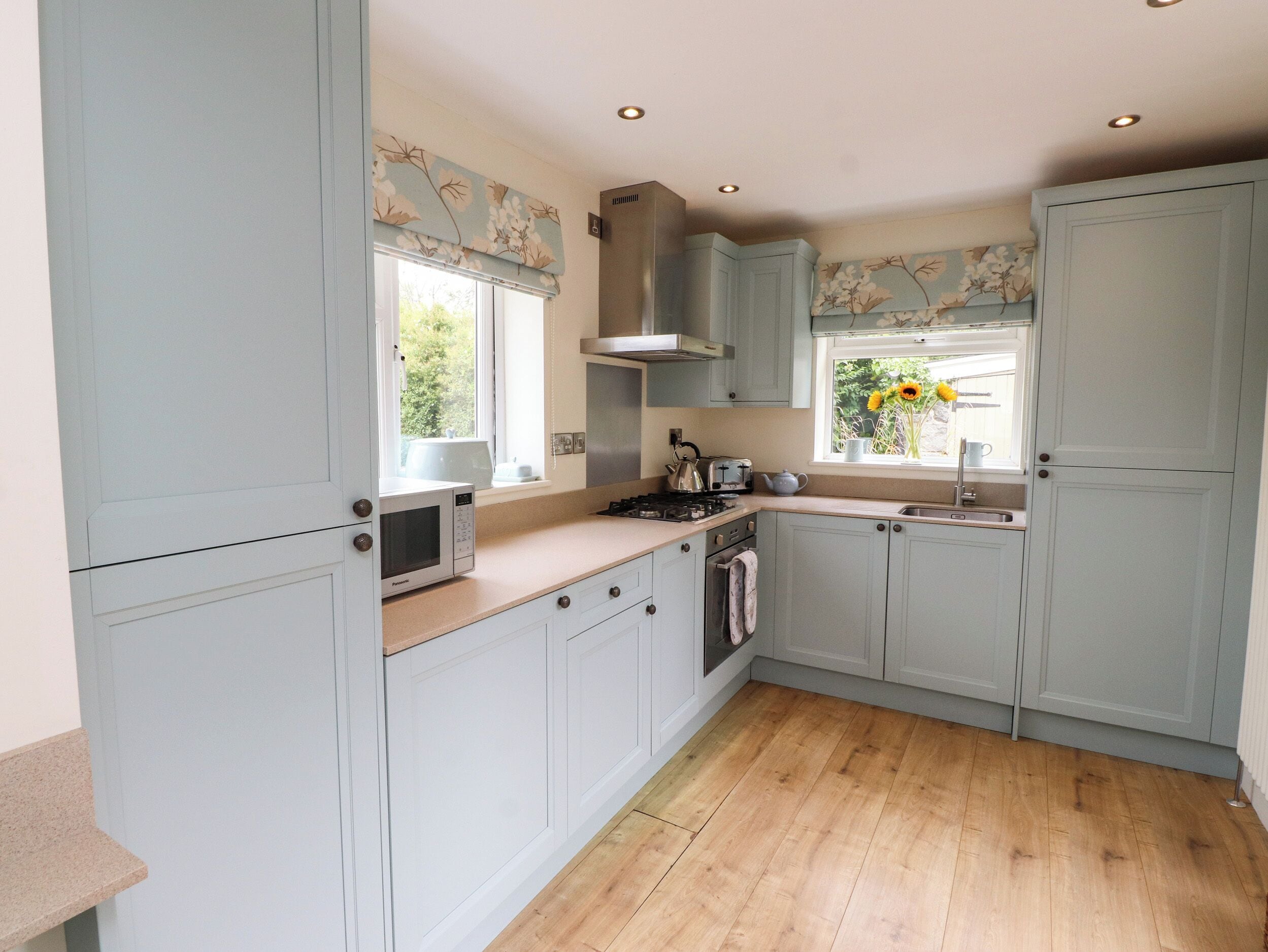 Fridge, microwave, dishwasher, cookware/dishes/utensils
