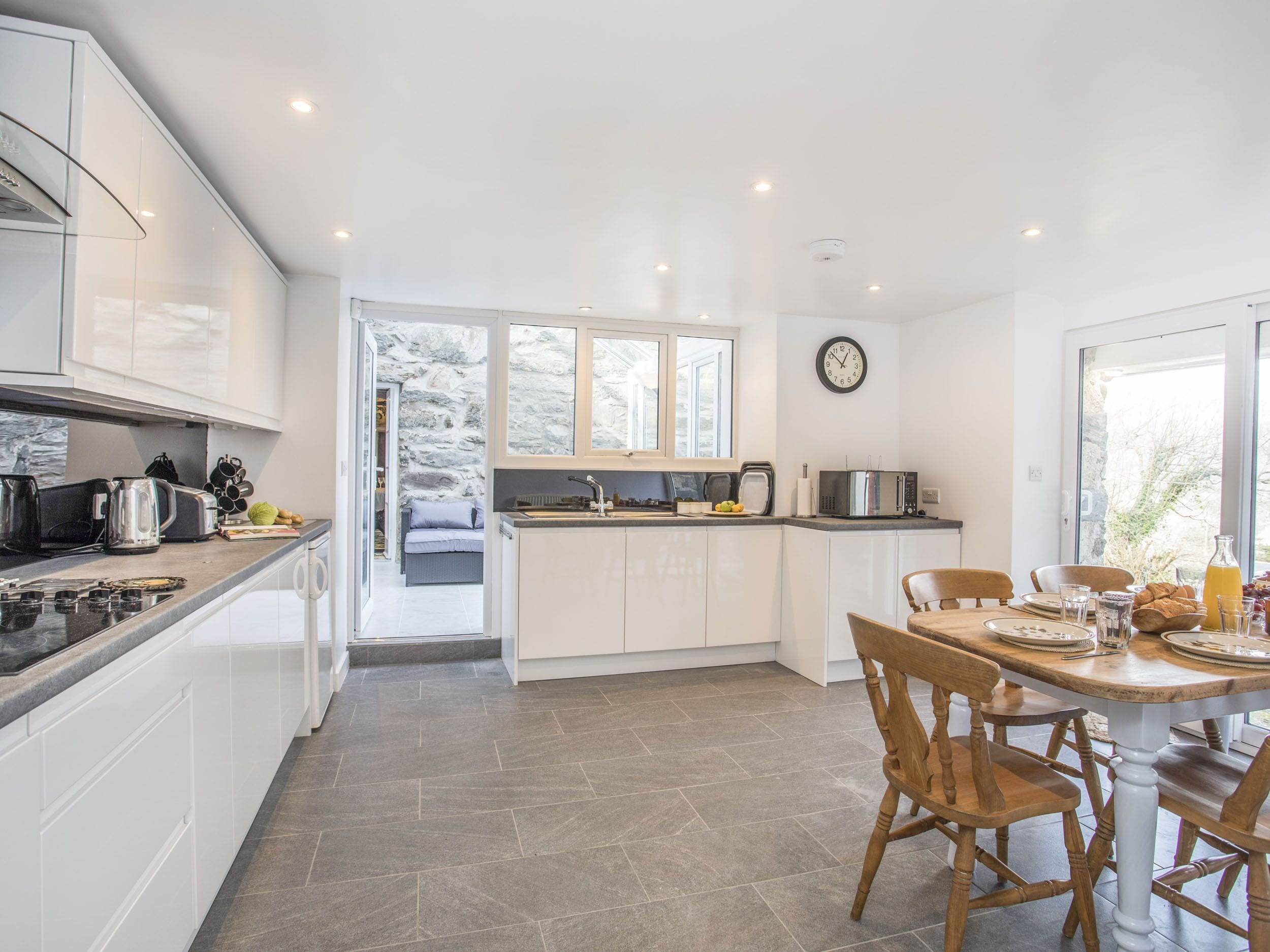 Cottage | Private kitchen | Microwave, oven, stovetop, dishwasher