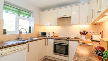 Een vaatwasser, kookgerei, borden en bestek