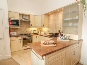 Småhus | Eget kjøkken | Kjøleskap, mikrobølgeovn, kokeplater og kjøkkenutstyr