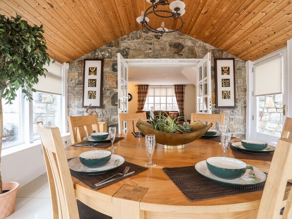 Cottage | Private kitchen | Dishwasher, cookware/dishes/utensils - Tyn Towyn - The Stables (Holyhead)