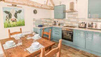 Cottage | Private kitchen | Stovetop, dishwasher, cookware/dishes/utensils