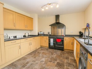 Microondas, placa de cocina, lavavajillas, silla alta para bebés