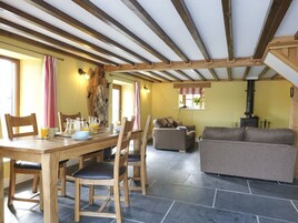 Cottage | Living room | TV, fireplace, DVD player