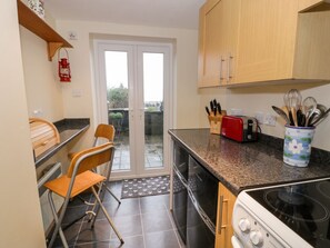 Cottage | Private kitchen | Stovetop, dishwasher, cookware/dishes/utensils - Edrydd (Harlech)