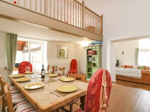 Cottage | Dining - The Oast House (Weymouth)