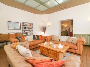 Living area - The Oast House (Weymouth)