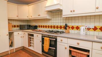 Cottage | Private kitchen | Fridge, stovetop, dishwasher, high chair