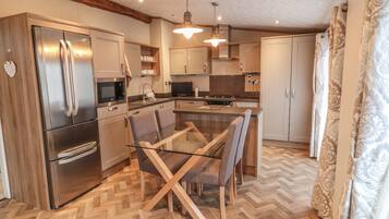 Cottage | Private kitchen | Dishwasher, electric kettle, cookware/dishes/utensils