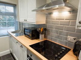 Microondas, placa de cocina, lavavajillas, silla alta para bebés