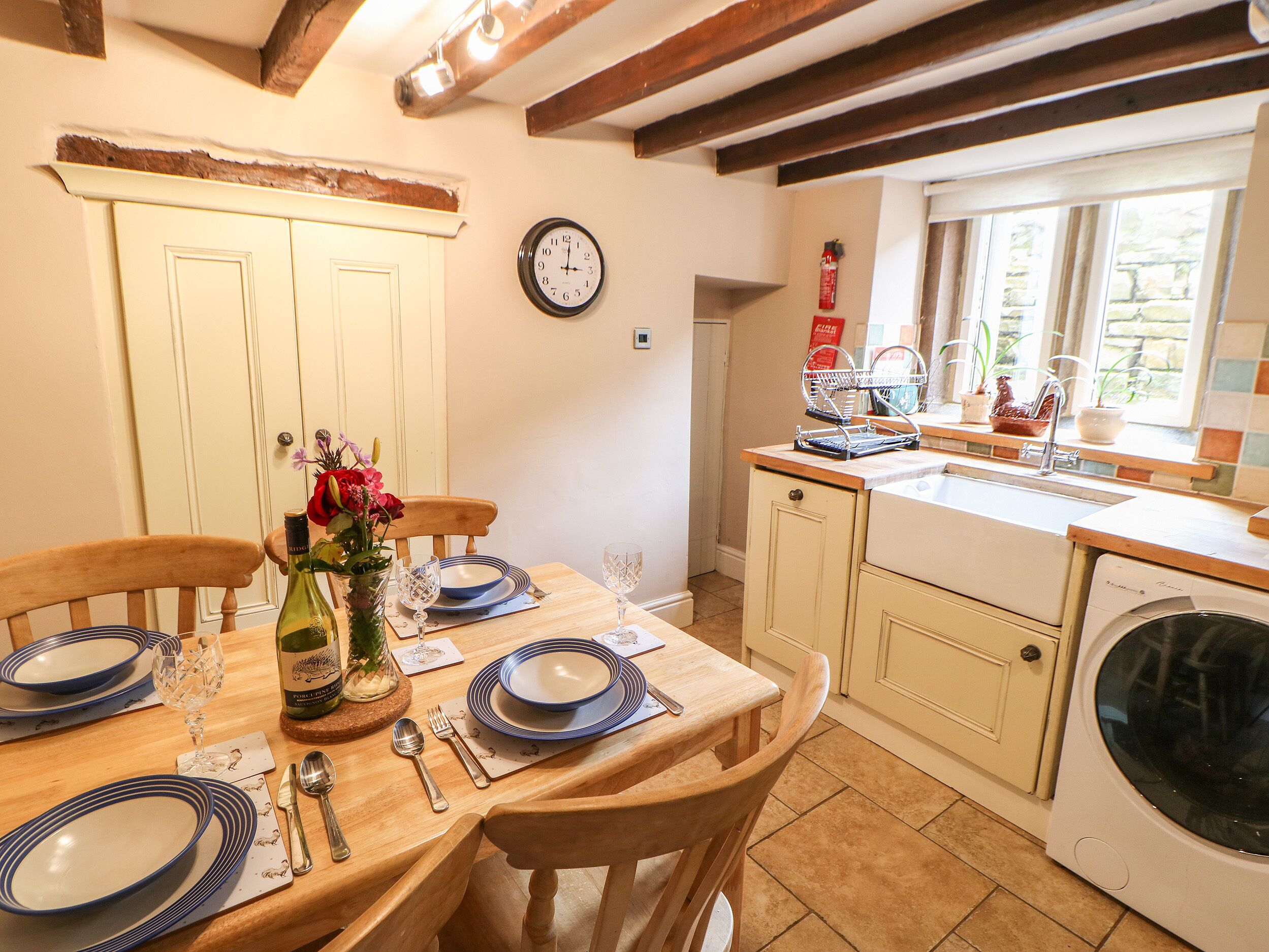 Mökki | Yksityinen keittiö | Jääkaappi, mikroaaltouuni, liesi, astianpesukone