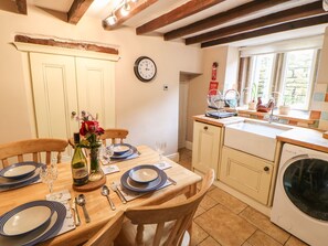 Cottage | Private kitchen | Fridge, microwave, stovetop, dishwasher - Cowlings (Richmond)