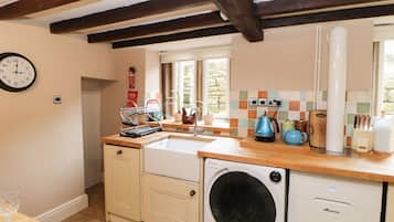 Cottage | Private kitchen | Fridge, microwave, stovetop, dishwasher