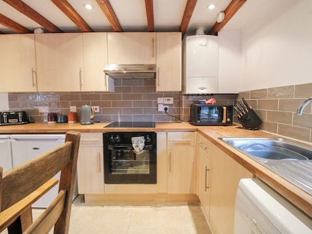 Cottage | Private kitchen | Dishwasher, cookware/dishes/utensils