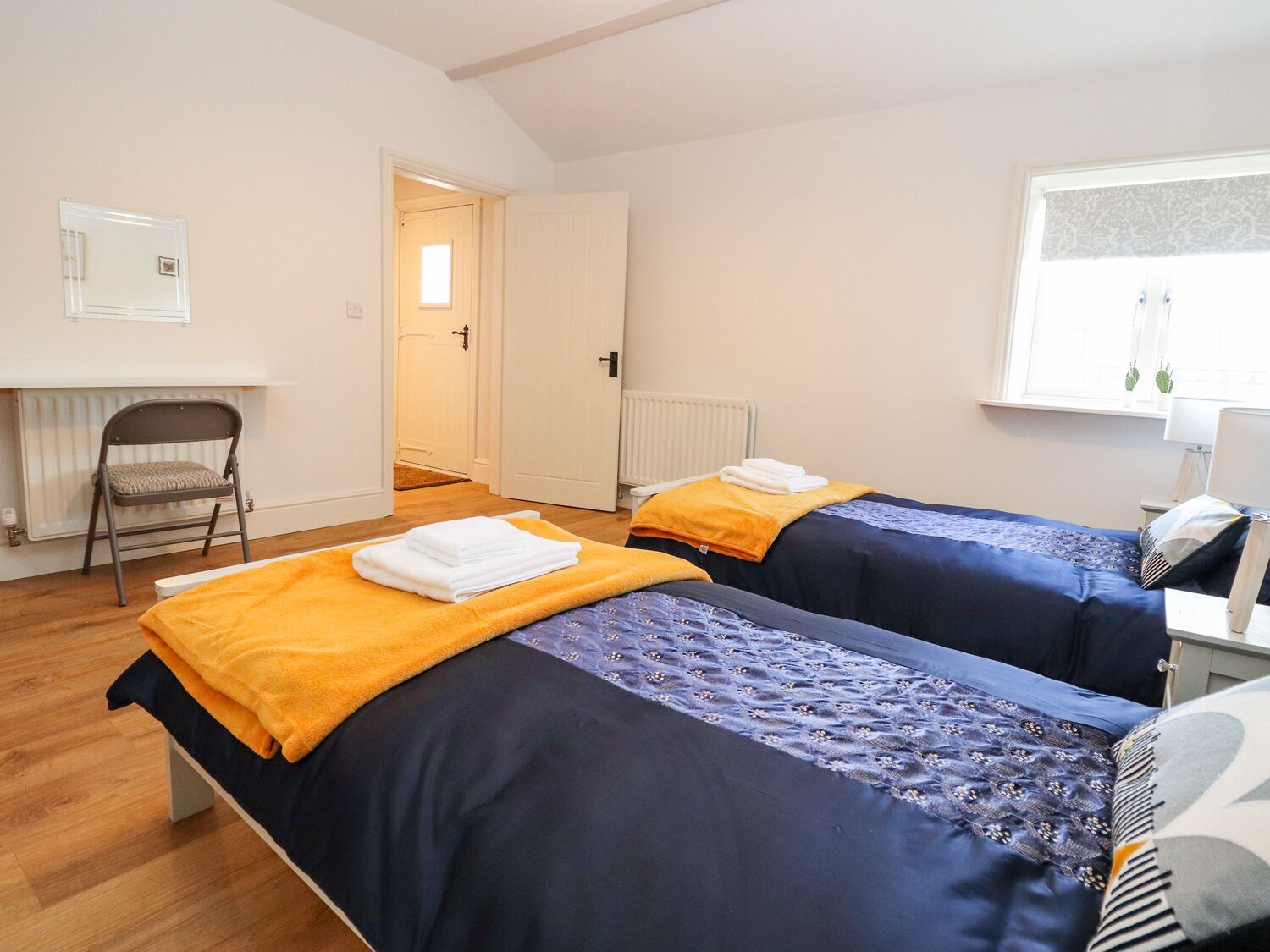 2 عدّة غرف نوم وبديكورات فريدة لكل غرفة وطراز فريد لكل وحدة