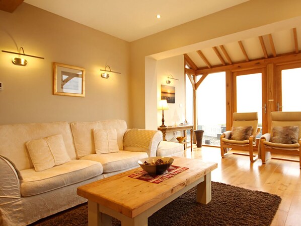 Cottage | Living area | TV, DVD player - Cae'r Dyni (Criccieth)